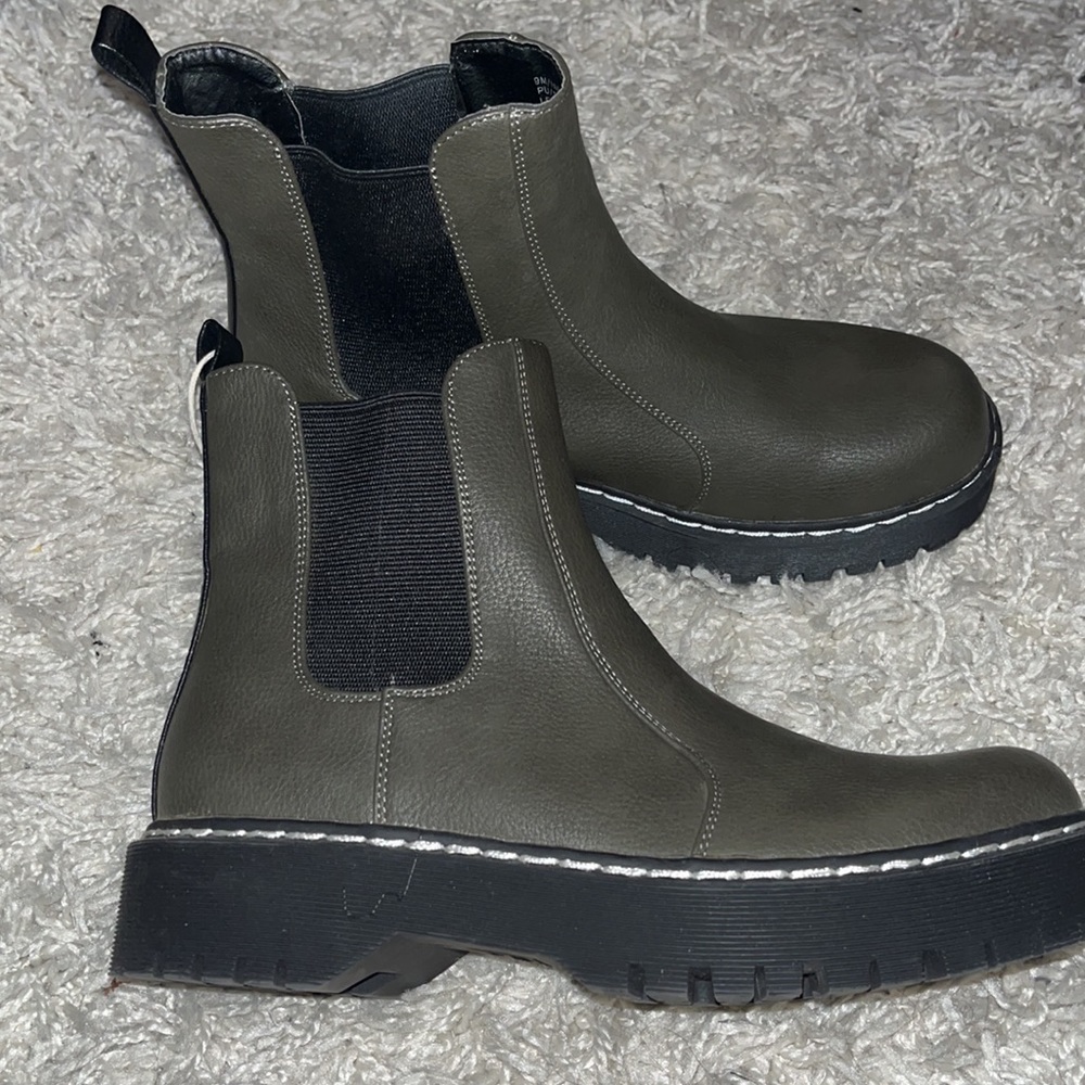 NWOT womens boot